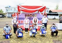 Ibu Endang Budi Karya dan Hj Dewi Ansar Berbagi Sembako di Bandara RHF