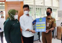 Walikota Batam Simbolis Serahkan Insentif Pengurus PPKM RT dan RW untuk Dua Kecamatan Insentif Pengurus PPKM Kecamatan