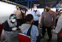 Gandeng FSPMI, Kapolri Listyo Sigit Tanjau Vaksinasi Pekerja di PT Epson Cikarang Bekasi Kapolri di Tinjau Vaksinasi di PT Epson
