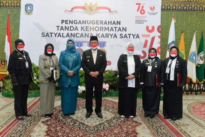 Pemprov Kepri Sematkan Tanda Kehormatan Satyalancana Karya Satya bagi ASN Berprestasi