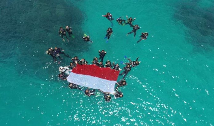 Sang Merah Putih Berkibar di Dasar Laut Ujung Utara Perbatasan NKRI