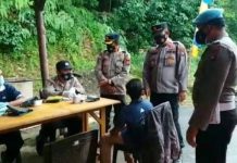 Kapolsek Singkep Barat Bersama Camat Turun Bagi Masker ke Pengguna Jalan