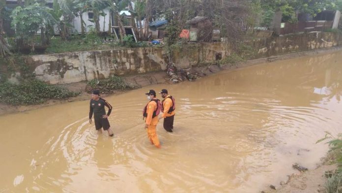 Tim Gabungan SAR Turun Bersama Mencari Bocah Fauzi Hanyut di Drainase Tanjung Sengkuang