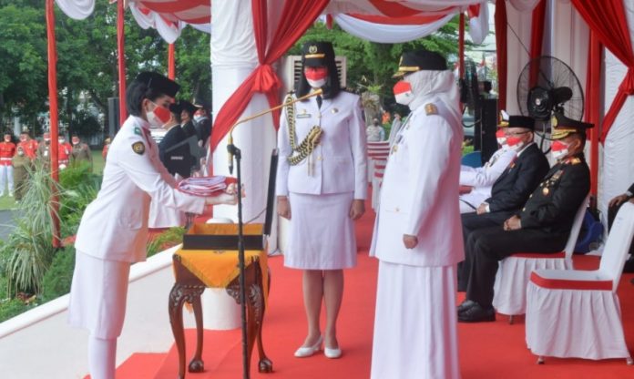 Wagub Marlin Irup Penurunan Bendera Wakil Gubernur Hj Marlin Agustina Jadi Inspektur Upacara HUT RI ke-76
