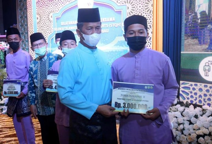 Wali Kota Muhammad Rudi berikan bonus