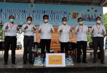 Dirut bright PLN Batam Nyoman S. Astawa Simbolis Serahkan Bantuan 25 Ton Beras Untuk Masyarakat bright PLN Batam Bagi 25 Ton Beras ke Batam