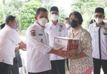 Gubernur Ansar dan Baznas Kepri Salurkan Bantuan Covid-19 di Tanjungpinang, Wacanakan Pergub Zakat ASN Gubernur Ansar dan Baznas Kepri Salurkan Bantuan Covid-19 di Tanjungpinang