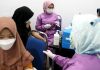 Hujan Deras, Antusiasme Warga Untuk Dapatkan Vaksinasi di Bandara RHA, Target 350 Dosis