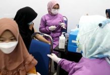 Hujan Deras, Antusiasme Warga Untuk Dapatkan Vaksinasi di Bandara RHA, Target 350 Dosis