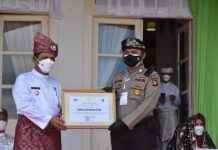 Razia Perut Lapar Bripka Zulhamsyah Putra dapat Penghargaan di Hari Jadi Kepri ke-19 Razia Perut Lapar Bripka Zulhamsyah Putra dapat Penghargaan Hari Jadi Kepri