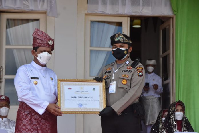 Razia Perut Lapar Bripka Zulhamsyah Putra dapat Penghargaan Hari Jadi Kepri Razia Perut Lapar Bripka Zulhamsyah Putra dapat Penghargaan Hari Jadi Kepri