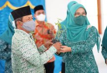 Tim Penggerak PKK Kabupaten Lingga Bagikan Bibit Cabe Rawit Varietas Unggul