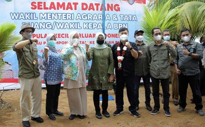 Tinggal Berbatasan dengan Singapura, Warga Pulau Batu Berhanti Terima Sertifikat