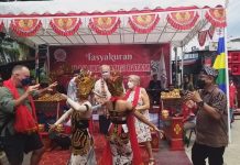 Kemeriahan Tasyakuran Harla Ikatan Warga Banyuwangi Kota Batam, WNA Ikut Menari Harla Ikatan Warga Banyuwangi Kota Batam