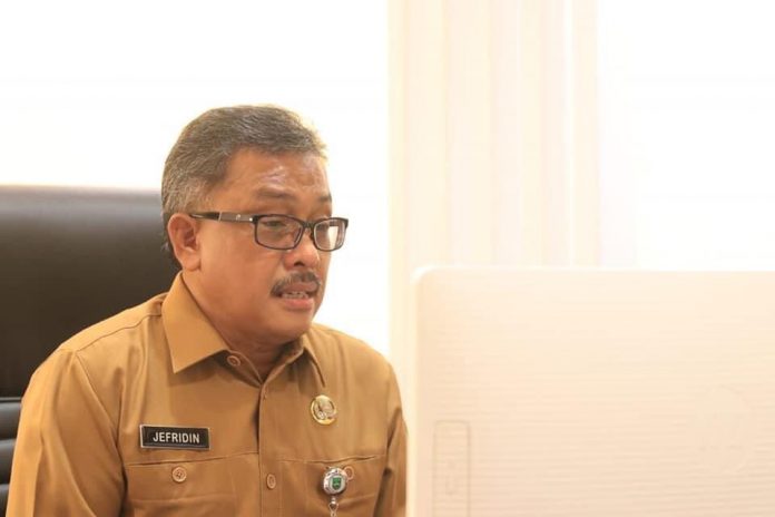 Jefridin Hamid dan Wisudawan Politeknik Batam