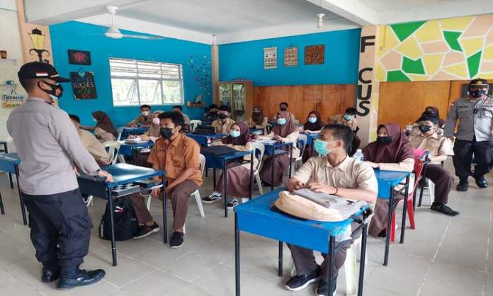 Kapolsek Lubuk Baja Lakukan Monitoring Prokes 5 M Sejumlah Sekolah di Lubuk Baja