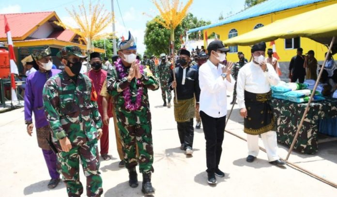 Ketua TIM WASEV Mabes TNI AD Bridjen Priono Tinjau Langsung Pelaksanaan Semenisasi di Desa Teluk Air Ketua TIM WASEV Mabes TNI AD Bridjen Priono Tinjau Langsung Pelaksanaan Semenisasi di Desa Teluk Air