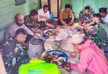 Inilah Keakrapan Satgas TMMD Batam dan Warga Teluk Air Saat Makan Siang Makan Bersama Satgas TMMD Batam