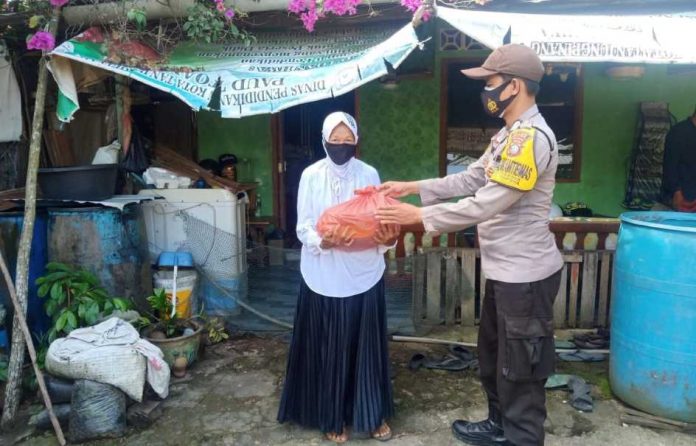Polres Bintan Melalui Jajaran Polsek Terus Gencar Bagi Sembako dan Makanan Siap Santap