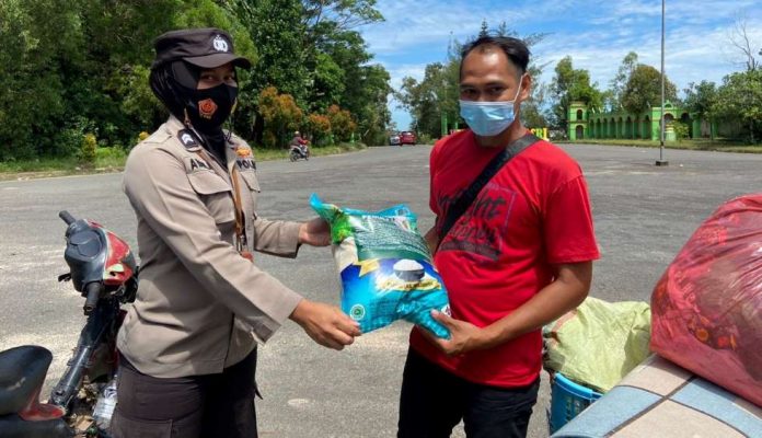 Polsek Kawasan Bandara Bagi Sembako Polsek Kawasan Bandara