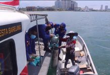 Bakti Sosial SatPolairud Polresta Barelang Bagikan Sembako ke Nelayan Pulau Ngenang SatPolairud Polresta Barelang Bagi Sembako