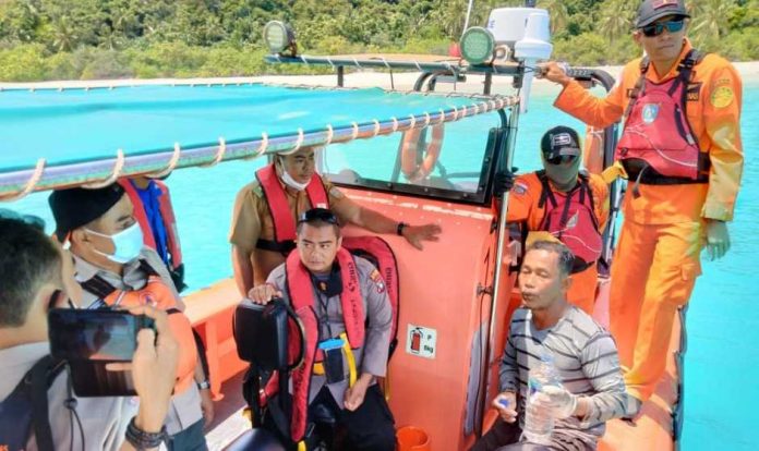 Tim SAR Gabungan Selamatkan 2 Unit Pompong Milik Nelayan yang Tenggelam di Anambas