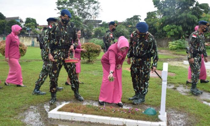 Brimob Polda Kepri Ziarah Makam Pahlawan