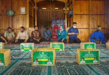 Jelang Perayaan HUT ke-18 Kabupaten Lingga, Bupati Bagi-bagi Sembako ke Warga Pesisir HUT Kabupaten Lingga 2021