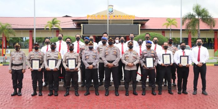 Kapolres Karimun Beri Penghargaan 29 Personel Berprestasi. (Photo: Istimewa)