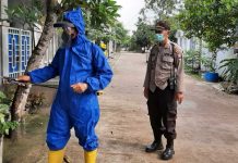 Polsek Batu Aji Lakukan Penyemprotan Disinfektan ke Rumah Terpapar Covid-19 Polsek Batu Aji Semprot Rumah Terpapar Covid