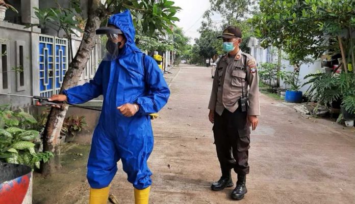 Polsek Batu Aji Semprot Rumah Terpapar Covid