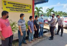 Polsek KKP Batam Bagikan Bansos Kepada Masyarakat Sekitar Pelabuhan Roro Punggur Polsek KKP Batam Bagi Sembako di Punggur