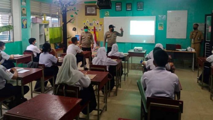 Polsek Sagulung Prokes di SMP Polsek Sagulung Prokes di SMP