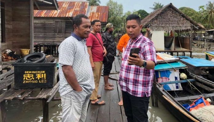 Wabup Lingga Tinjau Tambatan Perahu yang Roboh di Pulau Lalang Desa Berhala