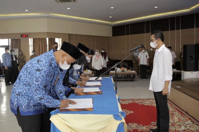 Wakil Wali Kota Batam Amsakar Achmad menyerahkan Surat Keputusan Pengangkatan kepada 130 PNS Baru