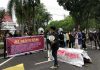 Hari HAM Internasional BEMNUS dan GPPI Kampar Gelar Demo di Depan Balai Bupati