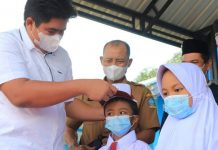 Serahkan Seragam Sekolah Gratis, Plt Bupati Bintan: Harus Diimbangi Prestasi Belajar Siswa