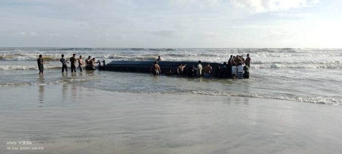 Kapal TKI Ilegal Terbalik di Malaysia