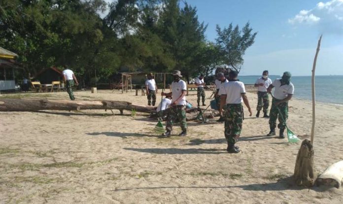 Lanal Dabo Singkep Bersih Pantai Batu Berdaun Lingga