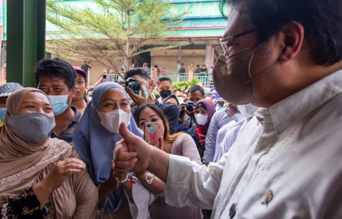 Airlangga Hartarto dan Warga