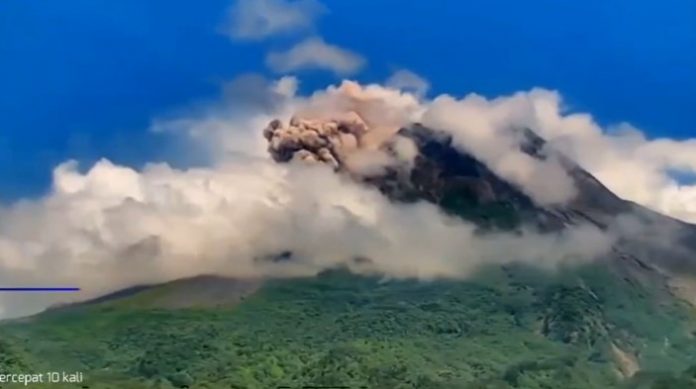 Gunung Merapi Luncurkan 61 Kali Lava Pijar dan Wedus Gembel