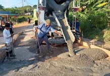 LMP Bersama Warga Gotong Royong Perbaiki Kerusakan Jalan Lintas Provinsi di Bintan