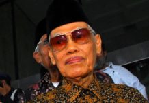 Ferdinand Hutahaean Masuk Islam Dibimbing KH Ali Yafie dan Saksi Lily Wahid KH Ali Yafie dan Saksi Lily Wahid