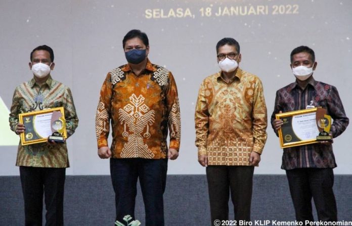 Menko Airlangga dan Penghargaan KUR dan UMKM