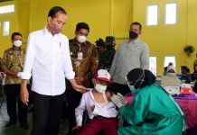 Warga Bintan Semangat Antri Divaksin karena Ingin Lihat Presiden Jokowi Presiden Jokowi dan Warga Bintan Divaksin