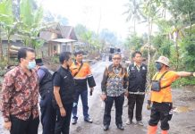 Sekda Batam dan Baznas Serahkan Langsung Bantuan Rp500 Juta untuk Korban Semeru Sekda Batam ke Gunung Semeru