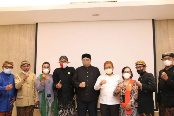 Airlangga Hartarto Janjikan Insentif Seniman Pedalangan di Indonesia