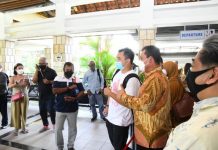 Gubernur Kepri Sambut Wisman Pertama di Nongsapura dari Singapura, Rindu Rendang Padang