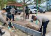 Polsek Sei Beduk Gotong Royong Bersihkan Rumah Ibadah di Tanjung Piayu