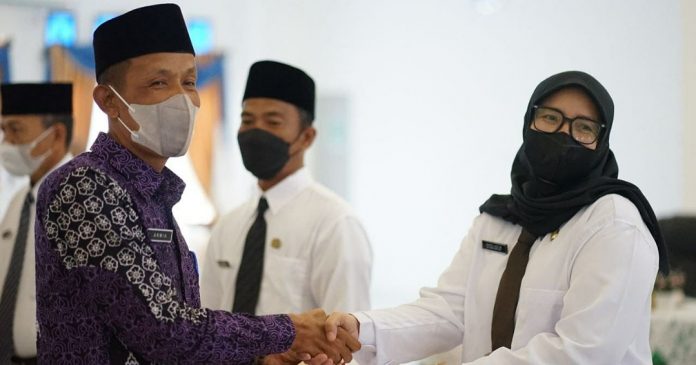 Serahkan SK Kepala Sekolah, Nizar Pesan Jalankan Amanah dan Tanggungjawab.